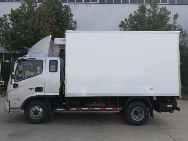 (厢长3.7米)福田欧马可S3一排半冷藏车