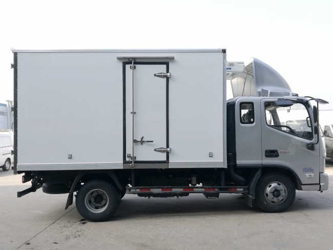 (厢长3.7米)福田欧马可S3一排半冷藏车