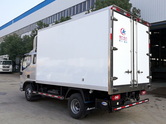 (厢长3.7米)福田欧马可S3一排半冷藏车