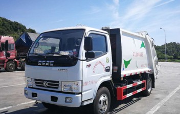 东风多利卡6方压缩式垃圾车