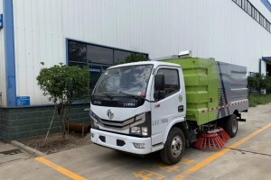 东风小多利卡6吨扫路车