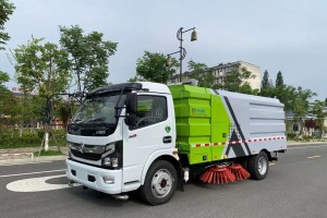 东风大多利卡8吨扫路车